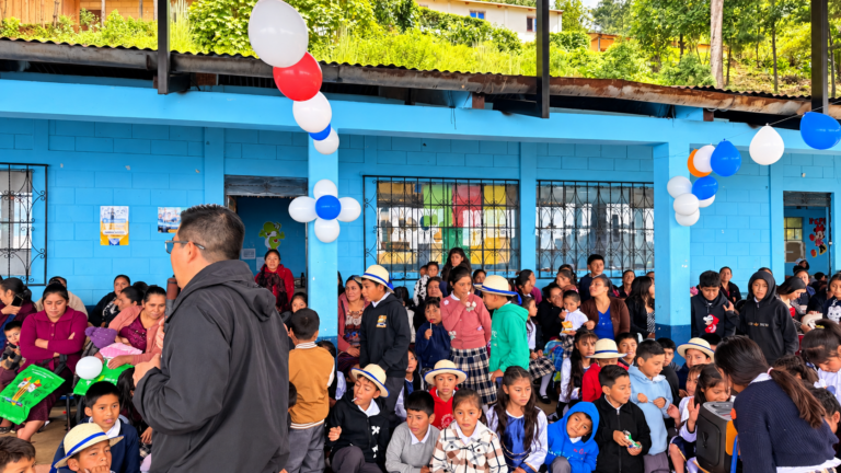 Celebración comunitaria frente a la escuela